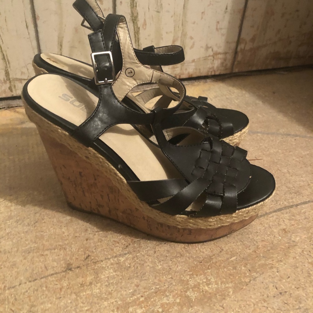 Black wedges